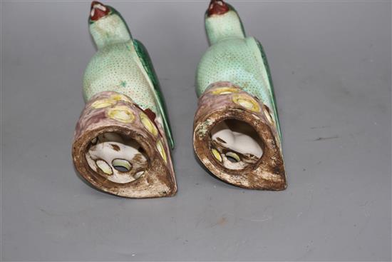 A pair of Chinese famille verte parrots, 20th century, 23cm